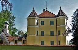 Lindenallee zum Schloss Garatshausen am Starnberger See